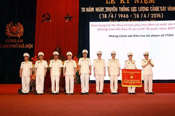 Trung tướng Đỗ Kim Tuyến trao cờ thi đua của Chính phủ tặng Phòng CSHS CATP Hà Nội.