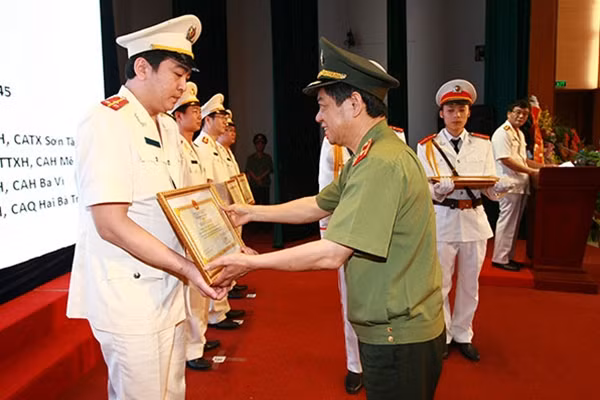 Thiếu tướng Đoàn Duy Khương trao tặng Bằng khen của Bộ Công an cho các tập thể và cá nhân có thành tích xuất sắc.