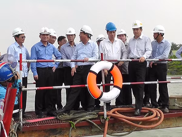Bộ trưởng Bộ GTVT kiểm tra tại hiện trường xây dựng cầu Ghềnh.