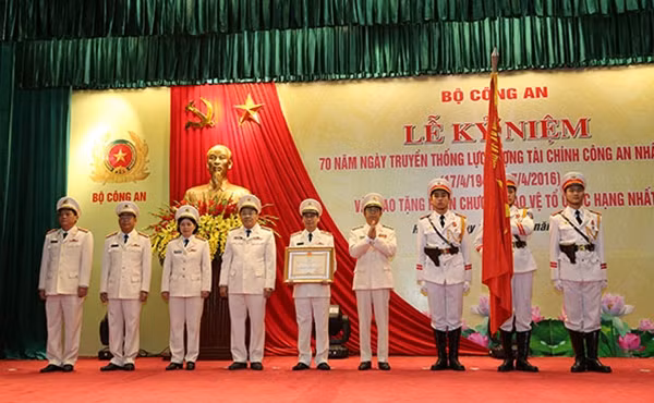 Thừa ủy quyền của Chủ tịch nước, Thứ trưởng Thường trực Đặng Văn Hiếu trao Bằng Huân chương Bảo vệ Tổ quốc hạng nhất cho Cục Tài chính.