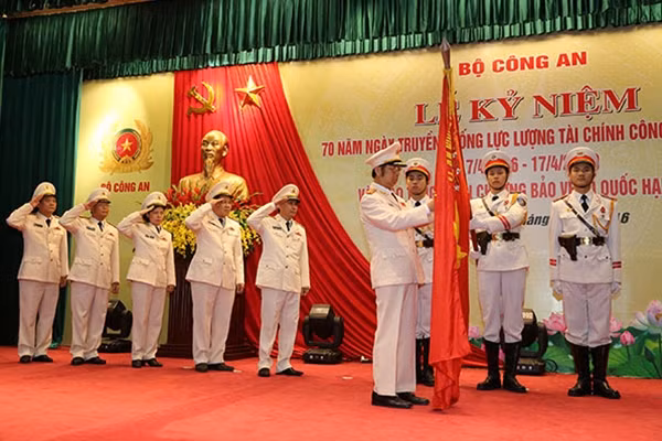 Thừa ủy quyền của Chủ tịch nước, Thứ trưởng Thường trực Đặng Văn Hiếu gắn Huân chương lên lá cờ truyền thống của Cục Tài chính.