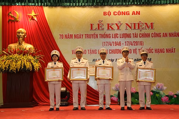 Thừa ủy quyền của Thủ tướng Chính phủ, Thứ trưởng Thường trực Đặng Văn Hiếu tặng Bằng khen của Thủ tướng cho các tập thể, cá nhân có thành tích xuất sắc.