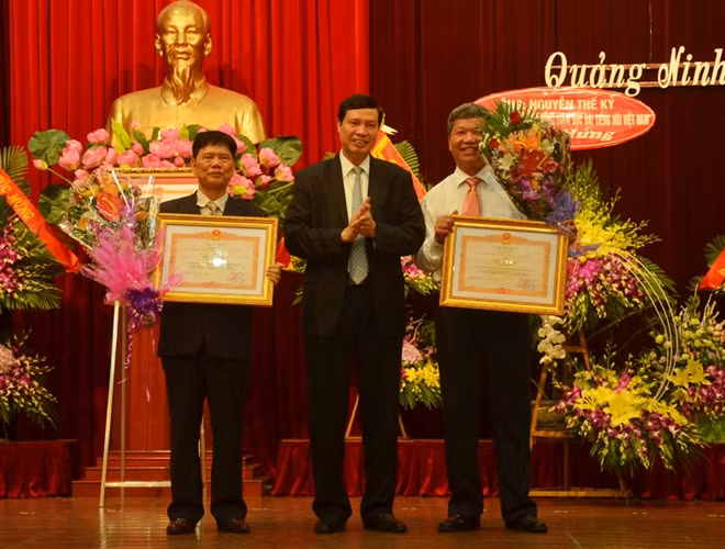 Thừa ủy quyền của Thủ tướng Chính phủ, Chủ tịch UBND tỉnh Nguyễn Đức Long trao bằng khen của Thủ tướng cho nhà văn Dương Hướng và nhà văn Trần Tâm.