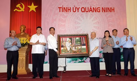 Tổng Bí thư Nguyễn Phú Trọng trao bức tranh Bác Hồ tặng Đảng bộ, chính quyền, quân và dân tỉnh Quảng Ninh. Ảnh: TTXVN.