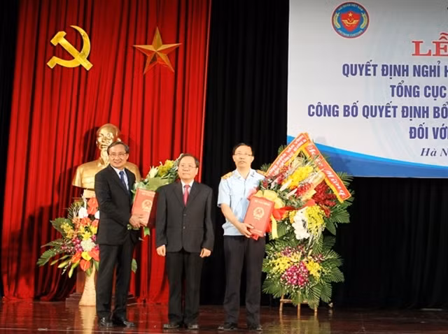 Bí thư Đảng ủy, Thứ trưởng Bộ Tài chính Đỗ Hoàng Anh Tuấn trao Quyết định.