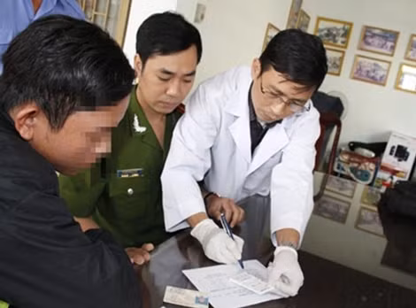Đoàn kiểm tra liên ngành đang lập biên bản vi phạm với 1 tài xế dương tính với chất ma túy.