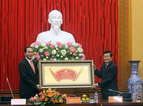 Chủ tịch nước Trần Đại Quang tặng nguyên Chủ tịch nước Trương Tấn Sang quà lưu niệm.