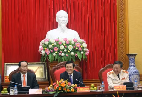 Chủ tịch nước Trần Đại Quang, nguyên Chủ tịch nước Trương Tấn Sang và Bộ trưởng Bộ Công an Tô Lâm trong cuộc gặp mặt sáng 15-4.