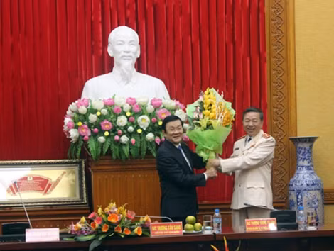 Bộ trưởng Bộ Công an Tô Lâm tặng hoa nguyên Chủ tịch nước Trương Tấn Sang.