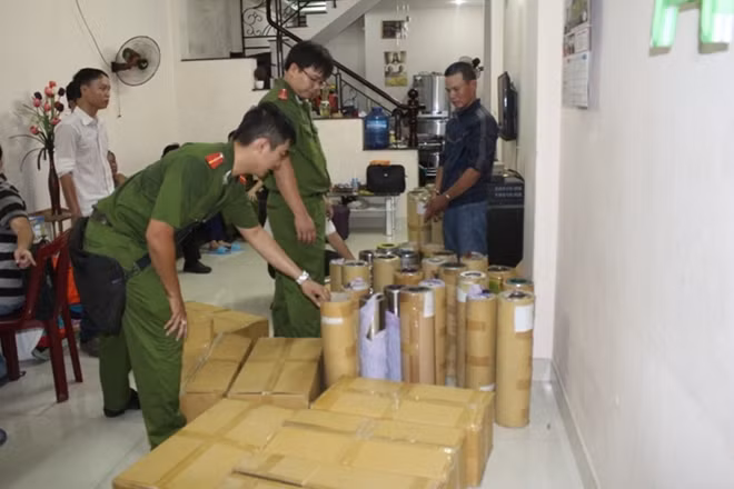 Công an quận Ninh Kiều thu giữ một lượng lớn dụng cụ sản xuất và bao bì giả nhãn hiệu nổi tiếng để xử lý theo pháp luật.
