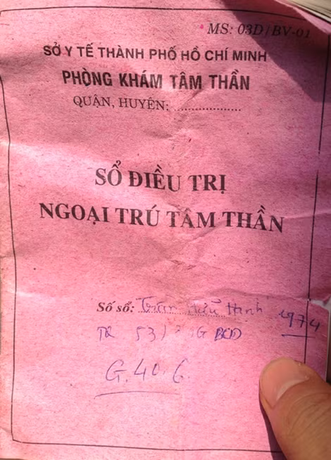 Cuốn "Sổ điều trị ngoại trú tâm thần" do gia đình Trần Hữu Hạnh cung cấp.