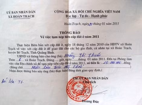 Giấy thông báo nộp tiền do Chủ tịch UBND xã Hoàng Đức ký và cán bộ địa chính xã Nguyễn Ngọc Sơn thu của người dân, nhưng hiện không biết số tiền đó đang ở đâu?