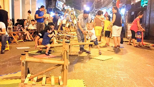 Trẻ em khao khát có sân chơi. Trẻ em khao khát có sân chơi.
