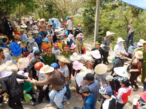 Lực lượng công an phải làm việc hết công suất.