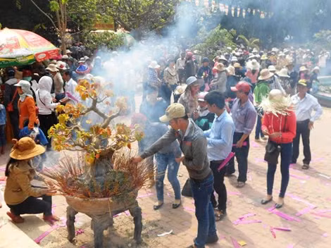 Chen nhau thắp hương trong chính điện để cầu mong những điều tốt đẹp trong năm mới.