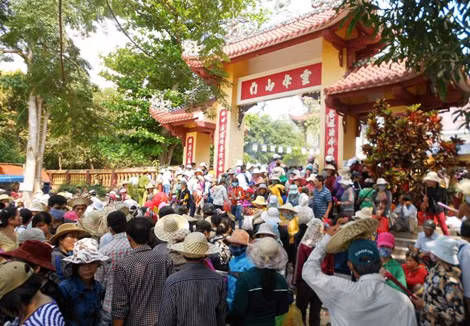 Người dân hành hương về chùa cầu tài lộc đông nghịt.