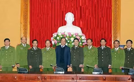 Đồng chí Nguyễn Văn Thành, Ủy viên Trung ương Đảng, Thứ trưởng Bộ Công an với các đại biểu dự buổi làm việc.