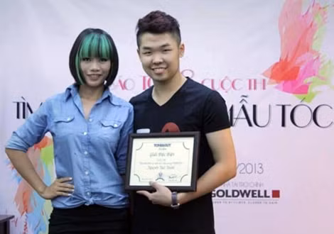 Thành trong một lần nhận giải.