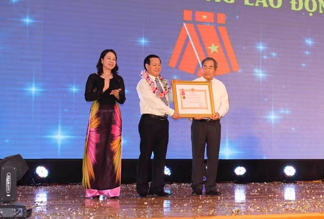 Thừa ủy quyền của Chủ tịch nước, đồng chí Võ Thị Ánh Xuân, Bí thư Tỉnh ủy An Giang trao Huân chương Lao động hạng Ba cho Tập đoàn Sao Mai