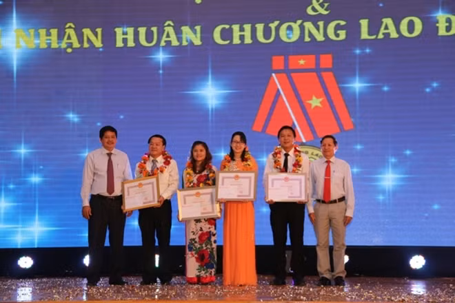 Ông Hồ Việt Hiệp, Phó Chủ tịch UBND tỉnh An Giang tặng Bằng khen của UBND tỉnh cho các tập thể, cá nhân xuất sắc của Tập đoàn Sao Mai