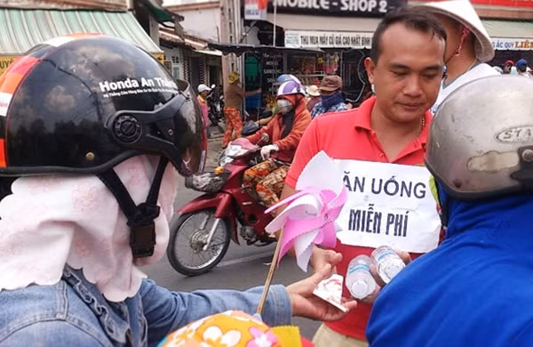 Một số điểm phát đồ ăn, thức uống miễn phí cho du khách khi đến Lễ hội Chùa Bà Thiên Hậu.