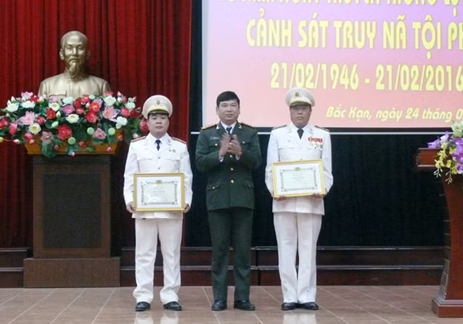 Các tập thể và cá nhân được khen thưởng.