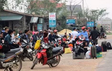 Sau Tết Nguyên đán, dọc quốc lộ 1A qua miền Trung luôn có hàng vạn người chờ bắt xe để đi vào Nam hoặc ra Bắc.