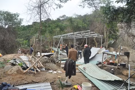 Công an quận Sơn Trà phối hợp với Quân Đội, Kiểm Lâm cùng chính quyền địa phương phối hợp tiến hành kiểm tra hiện trường, lập biên bản và phá dỡ nhiều lán trại kiên cố, tịch thu tang vật của các đối tượng phá rừng nguyên sinh tại bán đảo Sơn Trà vào sáng 25/2.