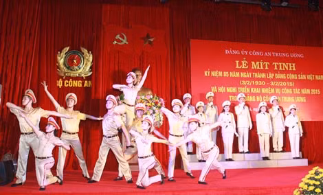 Các tiết mục văn nghệ chào mừng kỷ niệm 85 năm Ngày thành lập Đảng. Ảnh Công Gôn.