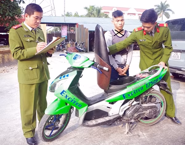 Lực lượng Công an thành phố Phủ Lý (Hà Nam) bắt giữ đối tượng Khánh (dấu X) và tang vật.