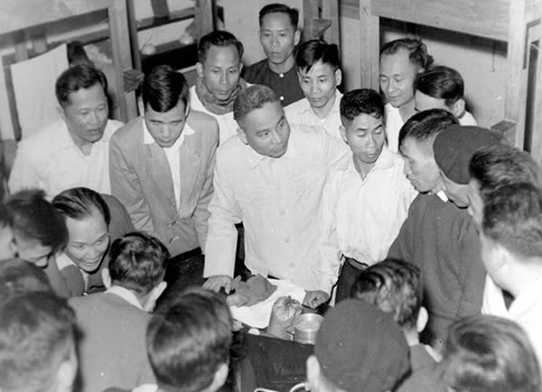 Bộ trưởng Trần Quốc Hoàn kiểm tra công tác chuẩn bị quân trang, quân dụng phục vụ cán bộ Công an chi viện an ninh miền Nam.