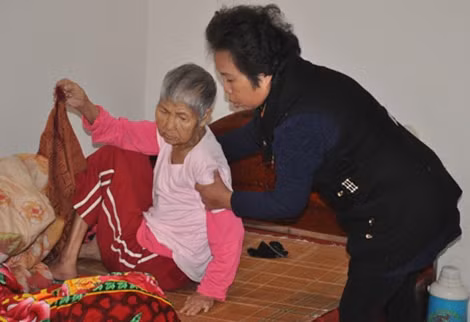 Bà Nguyệt chăm sóc người già cô đơn như người thân của mình.