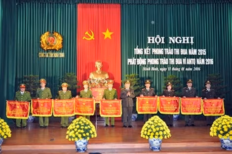 Cá nhân, tập thể nhận Cờ thi đua xuất sắc.