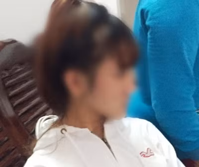 Cô gái trẻ khóc nức nổ khi kể lại sự việc xảy ra trong nhà nghỉ.