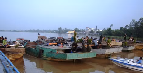 Phương tiện khai thác cát trái phép trên sông Tiền bị tạm giữ.