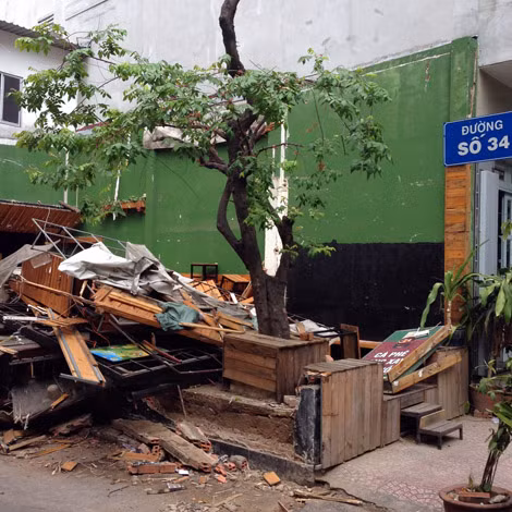 Quán đã bị kéo sập, hư hại hoàn toàn vào rạng sáng 1/6/2015.
