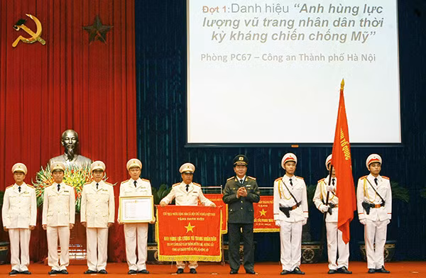 Đại tướng Trần Đại Quang, Ủy viên Bộ Chính trị, Bộ trưởng Bộ Công an trao Danh hiệu Anh hùng LLVTND thời kỳ kháng chiến chống Mỹ tặng Phòng Cảnh sát giao thông CATP Hà Nội.