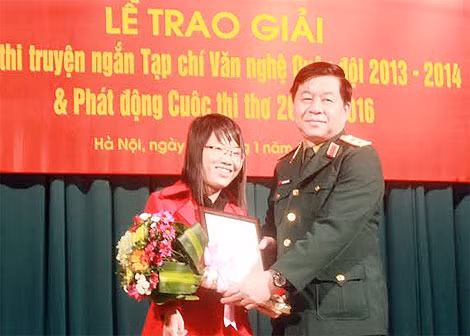 Trung tướng Nguyễn Trọng Nghĩa, Phó Chủ nhiệm Tổng cục chính trị QĐND Việt Nam trao giải nhất cho tác giả Nguyễn Thị Kim Hòa.