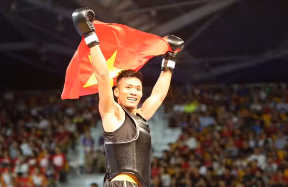 Văn Tài chia vui sau trận chung kết. Ảnh: VNE.