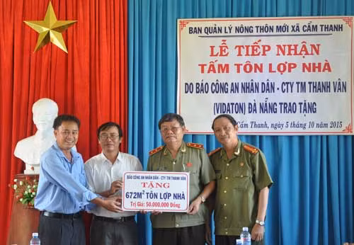 Đại diện Báo CAND, Công ty TNHH Thương mại Thanh Vân và Trung tướng Lê Ngọc Nam trao tặng tôn lợp nhà cho các hộ gia đình chính sách xã Cẩm Thanh. Đại diện Báo CAND, Công ty TNHH Thương mại Thanh Vân và Trung tướng Lê Ngọc Nam trao tặng tôn lợp nhà cho các hộ gia đình chính sách xã Cẩm Thanh.