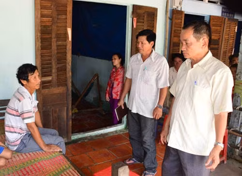 Ông Đặng Văn Khởi (cầm sổ) – Trưởng ấp Mỏ Ó đến thăm hỏi, động viên một gia đình ngư phủ bị nạn.