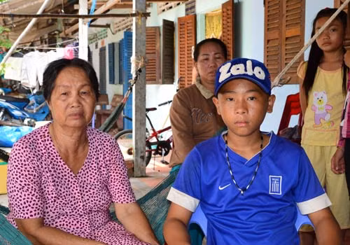 Bà Mai bàng hoàng trước cái chết của cháu ngoại là ngư phủ Kha Bà Mai bàng hoàng trước cái chết của cháu ngoại là ngư phủ Kha