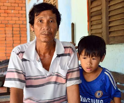 Ông Lương Văn Gu - cha của ngư phủ Lương Tấn Tài đang thẫn thờ chờ đón thi thể con về.
