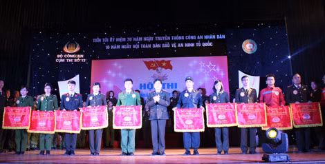 Trung tướng Nguyễn Xuân Mười, Phó Tổng cục trưởng XDLL CAND trao cờ lưu niệm cho các đội tham dự Hội thi.
