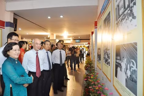 Đồng chí Thân Thị Thư, Trưởng Ban Tuyên giáo Thành ủy TP HCM và các đại biểu tham quan triển lãm tại Nhà văn hóa Thanh niên TP HCM.