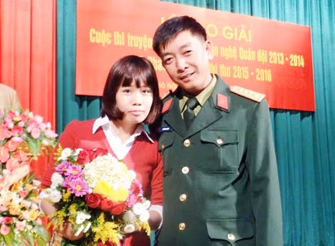 Nhà văn trẻ Cao Nguyệt Nguyên trong buổi lễ nhận giải tư, Giải truyện ngắn Tạp chí Văn nghệ Quân đội 2013-2014.
