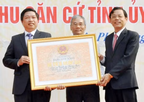 Đại diện lãnh đạo huyện Tiên Phước đón nhận Bằng công nhận Di tích Quốc gia Khu di tích căn cứ Tỉnh ủy Quảng Nam.