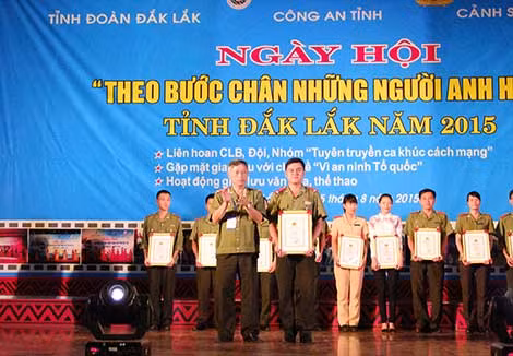 Đại tá Đoàn Đình Hón, Phó Giám đốc Công an tỉnh Đăk Lăk trao thưởng cho một số tập thể, cá nhân đạt giải cao trong cuộc thi tìm hiểu 70 năm ngày truyền thống lực lượng CAND Việt Nam và 10 năm ngày hội toàn dân bảo vệ ANTQ.