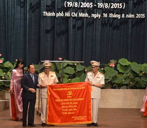 Đồng chí Lê Thanh Hải, Ủy viên Bộ Chính trị, Bí thư Thành ủy trao tặng bức trướng cho lực lượng Công an TP Hồ Chí Minh.