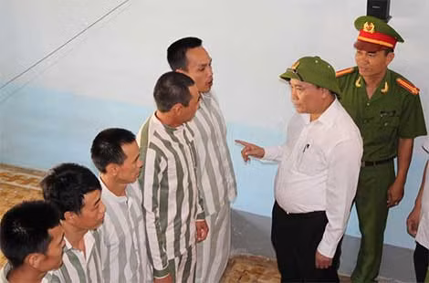Phó Thủ tướng Nguyễn Xuân Phúc thăm hỏi và động viên các phạm nhân được đề nghị xét đặc xá đợt này.
